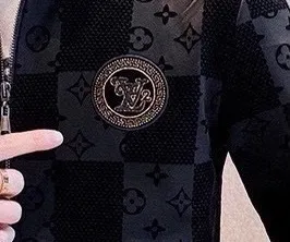 🅿️500 [LV Louis Vuitton] hot-selling suit is coming. Focus on the original version of the official website. 2025 new hot-selling cardigan and sweatshirt suit. The original order is the best. 🇭🇰The meticulous work of top designers. It has a fitting and perfect upper body effect. All-natural high-quality Tencel Roman cotton 100%, close-fitting comfort, noble and elegant! Original hardware embodies elegance and nobility! Counter size: M-4XL (up to 190 pounds)